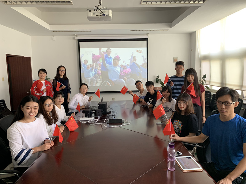 山西财经贸易学院师生党员在劝学315观看国庆阅兵式_副本.jpg